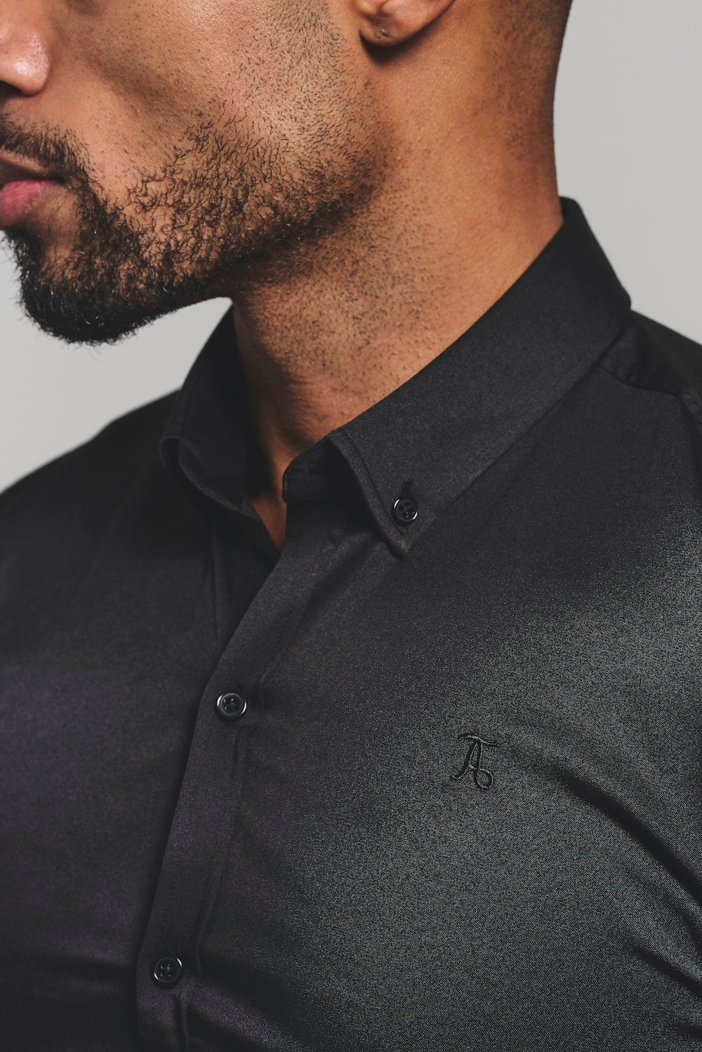 Muscle Fit Short Sleeve Signature Shirt in Black