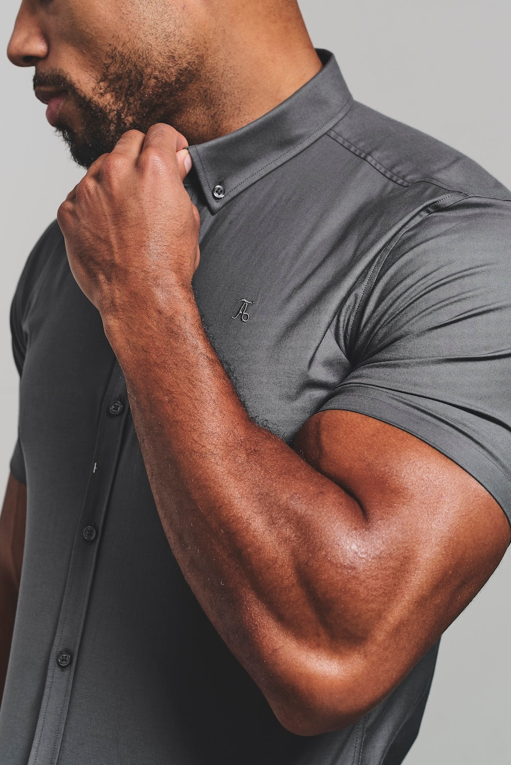 Muscle Fit Short Sleeve Signature Shirt in Grey
