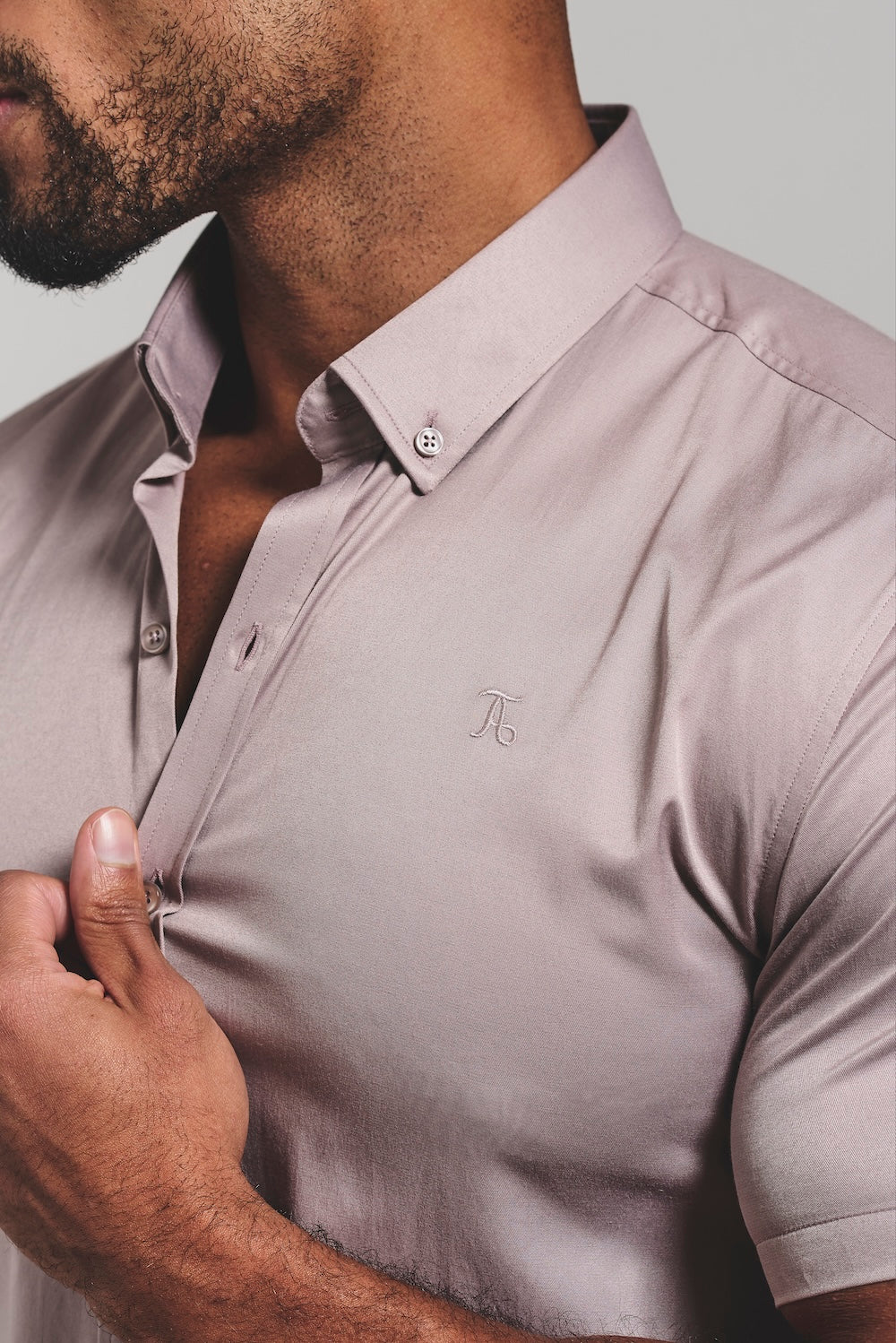 Muscle Fit Short Sleeve Signature Shirt in Truffle
