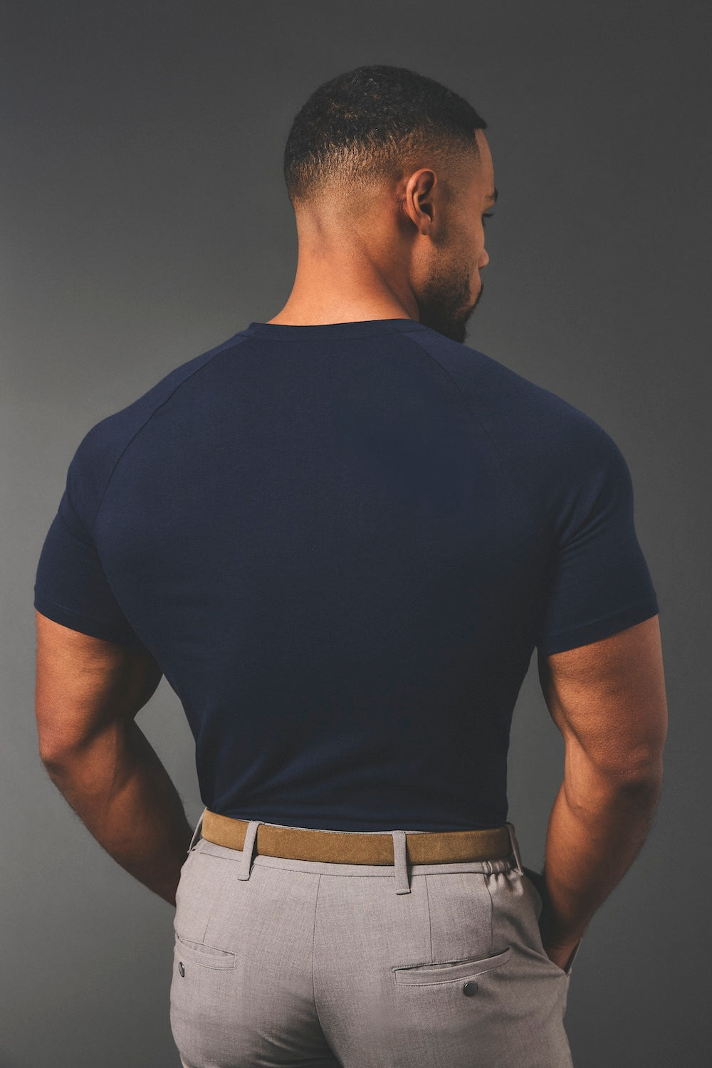 Muscle Fit V-Neck in Navy